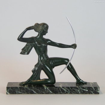 ESCULTURA DE DIANA CAZADORA FIRMADA GUAL - Bronce patinado en verde sobre mármol veteado en verde.
Francia.